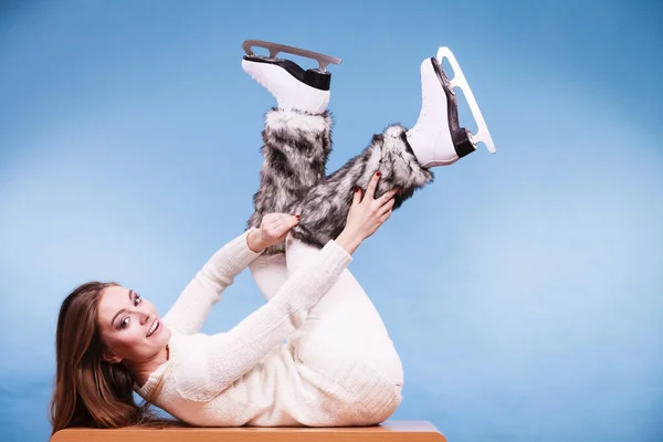 Mujer con patines de hielo calcetines de piel, patinaje — Foto de Stock