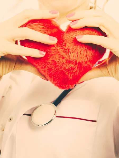 Doctora con corazón . — Foto de Stock