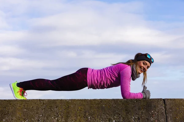 Mujer fitness sport girl entrenamiento al aire libre en clima frío — Foto de Stock