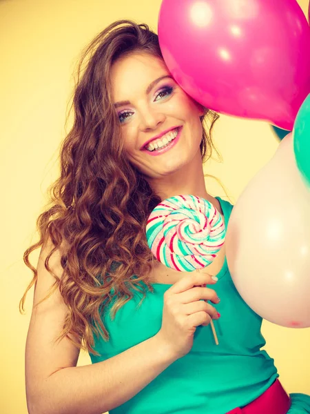 Vrouw met kleurrijke ballonnen en lolly — Stockfoto