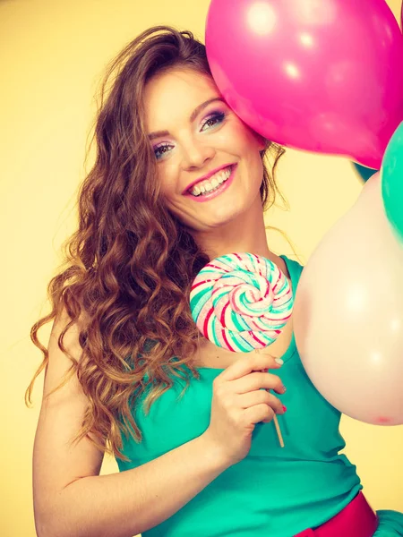 Frau mit bunten Luftballons und Lutscher — Stockfoto