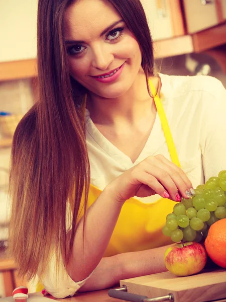 Mujer hambrienta comiendo . —  Fotos de Stock