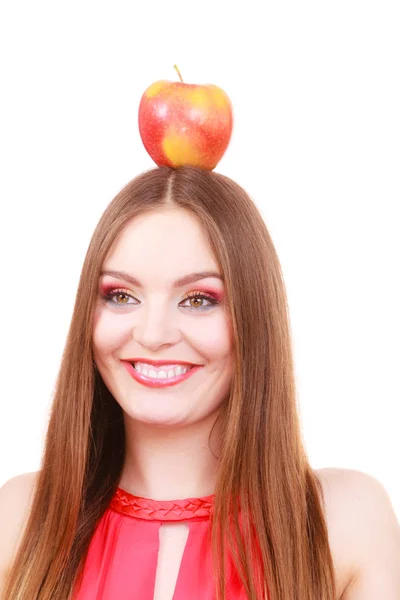 Mooie vrouw houdt apple fruit op hoofd — Stockfoto