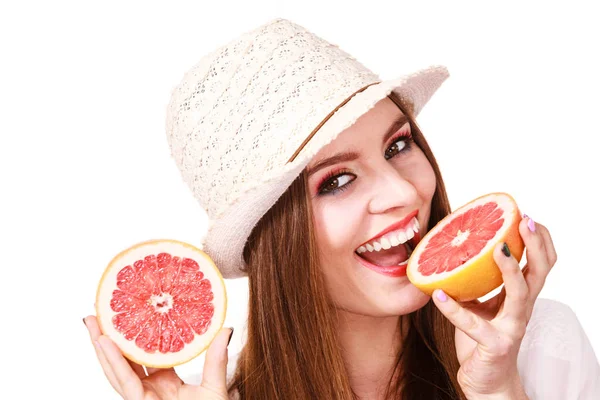 Mulher segura duas metades de frutas cítricas de toranja nas mãos — Fotografia de Stock