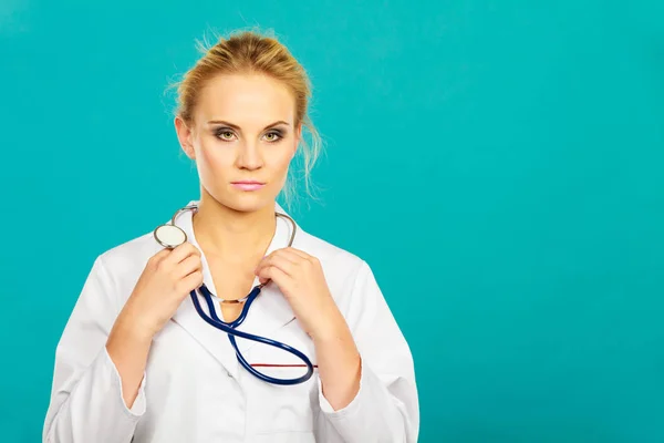 Kvinna läkare med stetoskop — Stockfoto
