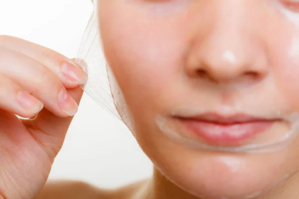 महिला मास्क बंद चेहर्याचा पिळ काढणे — स्टॉक फोटो, इमेज