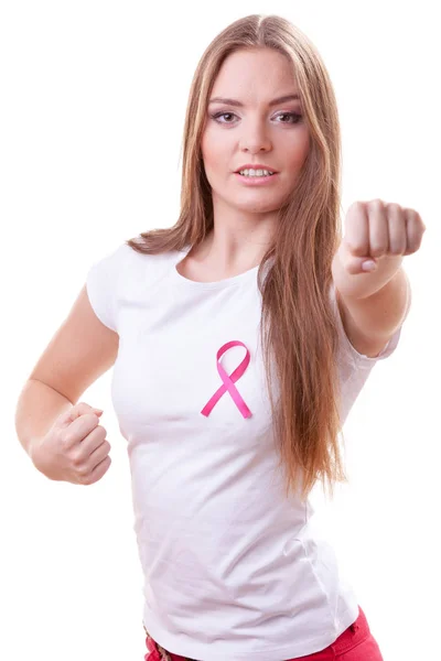 Mulher wih fita rosa no peito perfurando boxe — Fotografia de Stock