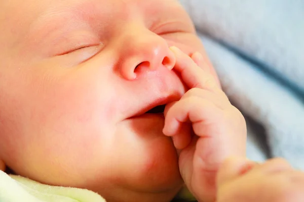 Kis újszülött baba alszik pizsama — Stock Fotó