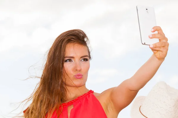 Mujer feliz con teléfono tomar foto selfie . — Foto de Stock