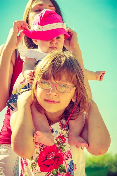 Menina da criança dando a sua irmãzinha um piggyback — Fotografia de Stock