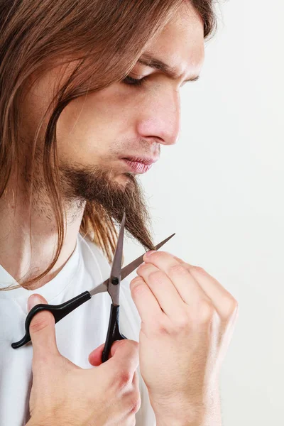 Man cutting his beard — Stock Photo, Image