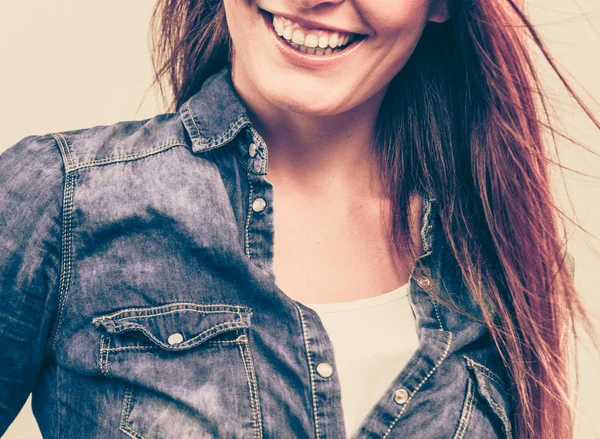 Feliz mujer sonriente vistiendo jeans —  Fotos de Stock