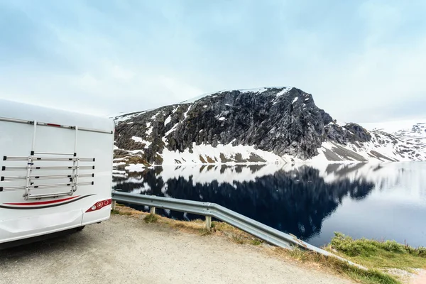 Camper auto in Noorse bergen — Stockfoto