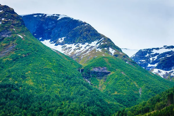 Zomer landschap van bergen in Noorwegen. — Stockfoto