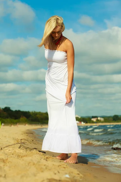 Jovencita descansando en la playa . — Foto de Stock