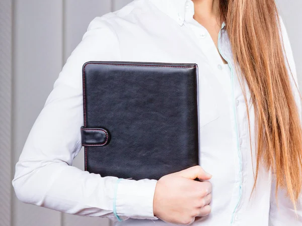 Junge Büroangestellte hält Koffer mit Akten. — Stockfoto