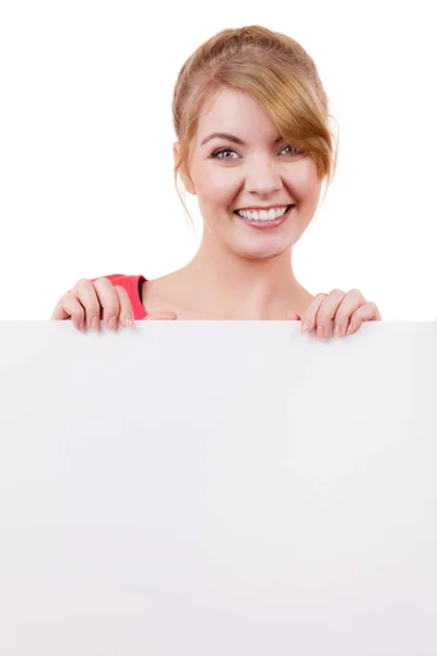 Kobieta z pustą tablicą prezentacji baner znak — Zdjęcie stockowe