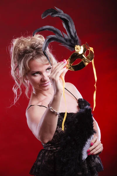 Kobieta trzyma w ręku Karnawał Maska Pióro wentylatora — Zdjęcie stockowe