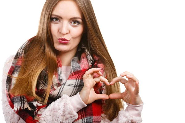 Woman wearing scarf making heart shape by hands — Stock Photo, Image