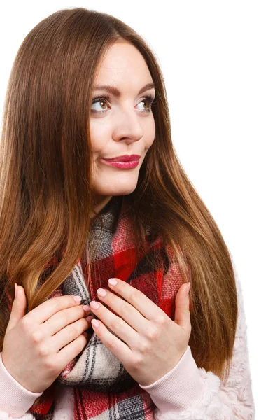 Het dragen van wollen ingecheckte sjaal warme herfst kleding vrouw — Stockfoto