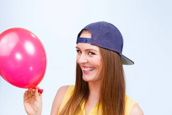 Happy tonårig flicka med röd ballong. — Stockfoto