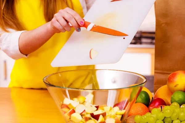 Kvinnan hemmafru i köket skär apple frukter — Stockfoto