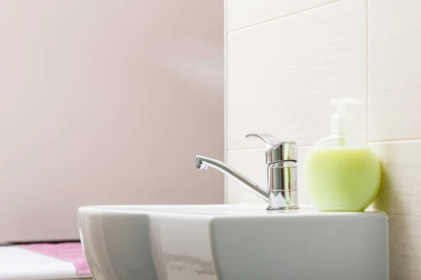 Focused sink with candle in beautician spa salon — Stock Photo, Image