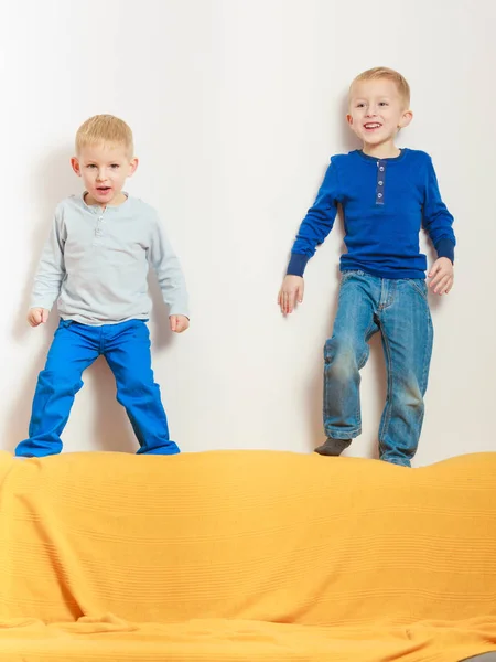 Två små pojkar syskon spelar tillsammans — Stockfoto