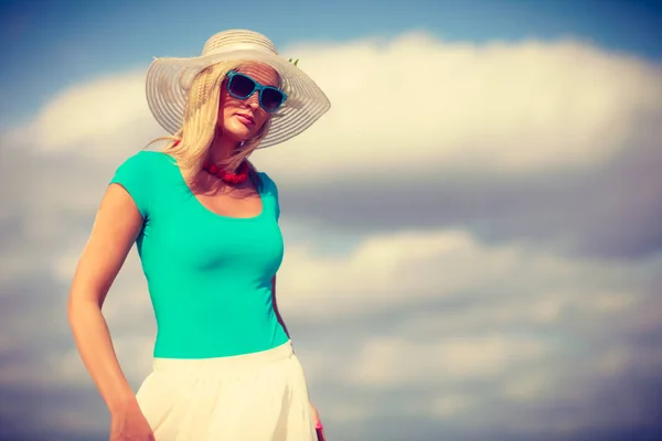 Mujer bonita vistiendo ropa bonita . — Foto de Stock