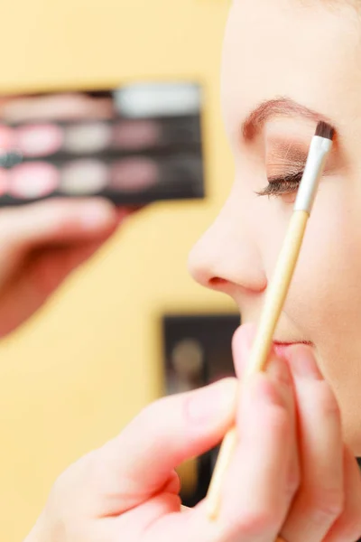 Primer plano mujer consiguiendo maquillaje, cejas — Foto de Stock