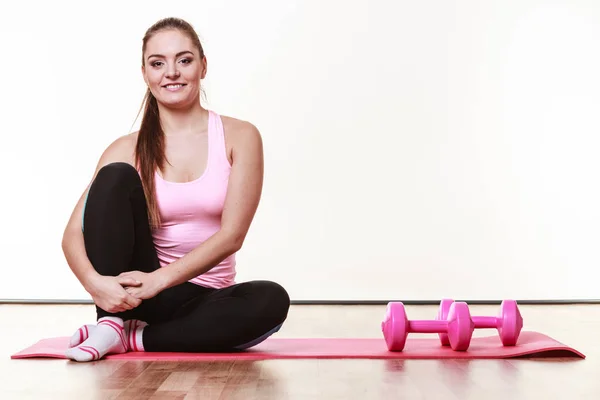 Fille dans la salle de gym avant exercice . — Photo