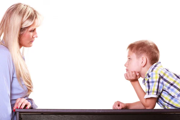 Mãe e filho conversam e discutem sentados à mesa . — Fotografia de Stock
