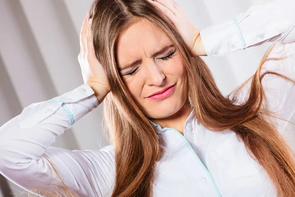Stressad kvinna i vit skjorta med huvudvärk — Stockfoto