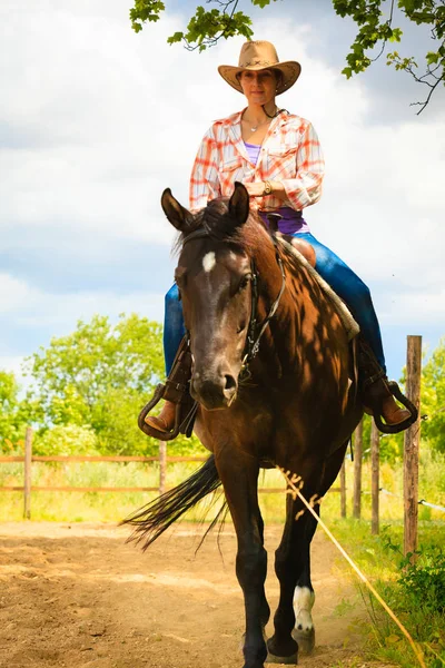 Cowgirl csinál ló lovaglás a táj rét — Stock Fotó