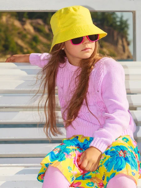 Retrato de chica al aire libre en verano . — Foto de Stock