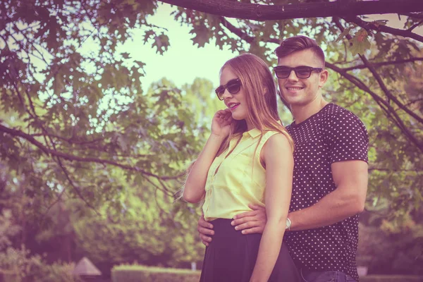 Lächelndes Paar im Park — Stockfoto