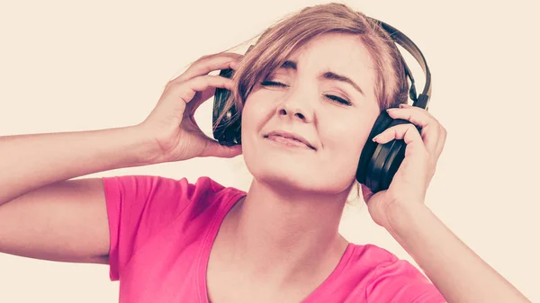 Kobieta w wielkim słuchawki słuchać muzyki — Zdjęcie stockowe