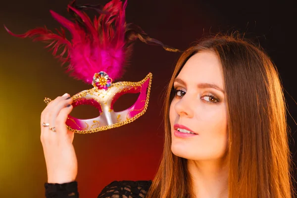 Sensual dama sosteniendo máscara de carnaval . — Foto de Stock