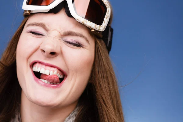 Skieur fille portant des vêtements chauds ski googles portrait . — Photo