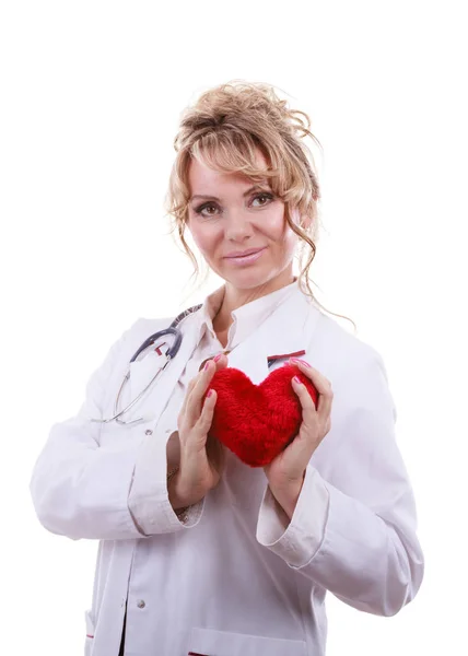 Vrouwelijke cardioloog met rood hart. — Stockfoto