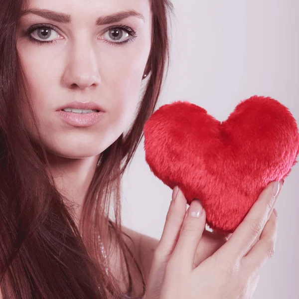 Kadın kırmızı kalp aşk sembolü tutar — Stok fotoğraf