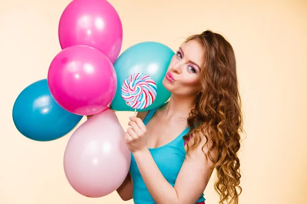Vrouw met kleurrijke ballonnen en lolly — Stockfoto