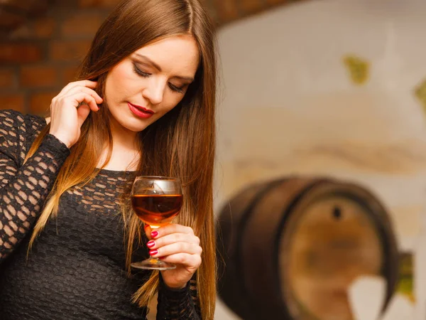 Kobieta, degustacja wina w wnętrzu wiejska Chata — Zdjęcie stockowe