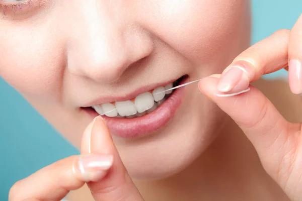 Kvinna leende med tandtråd. — Stockfoto