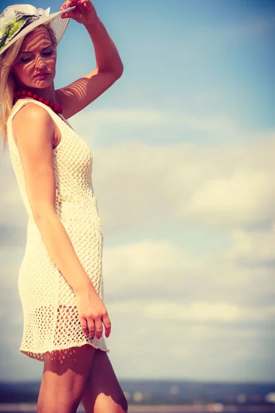 Femme attrayante avec robe blanche . — Photo