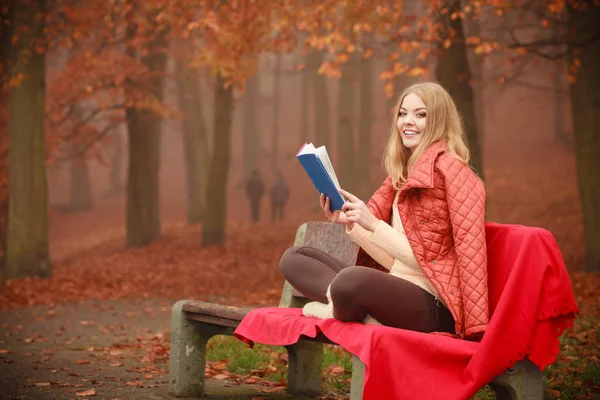 Nainen lukemassa sinistä kirjaa . — kuvapankkivalokuva