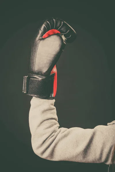 Bras avec prise de gants de boxe dans l'air . — Photo