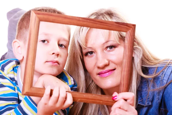 Mãe e filho brincam com quadro vazio . — Fotografia de Stock