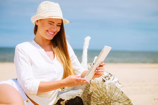 Girl with tablet on seaside. — Stock Photo, Image