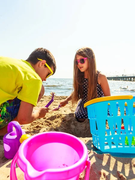 Gyerekek játszanak szabadtéri strand. — Stock Fotó
